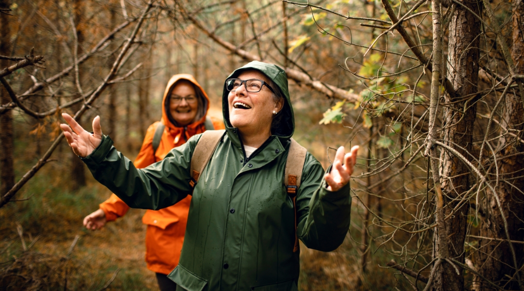 Deux femmes randonnée en forêt - Two woman hiking in the forest