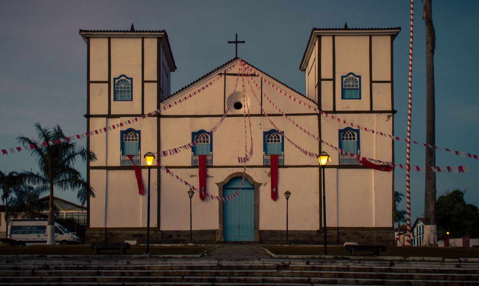 Vista da fachada da Igreja Nossa Senhora do Rosário com bandeirinhas enfeitando a igreja em Pirenópolis