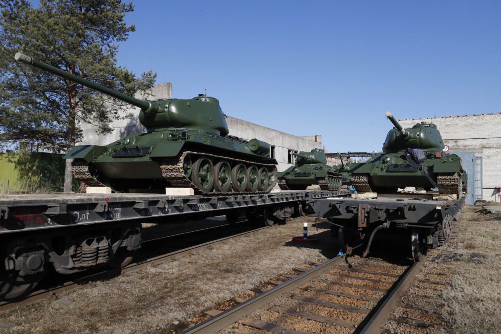 Відремонтовані танки Т-34-85 на залізничних платформах бронетанкового заводу концерну «Уралвагонзавод» у Стрєльні, поблизу Санкт-Петербурга.