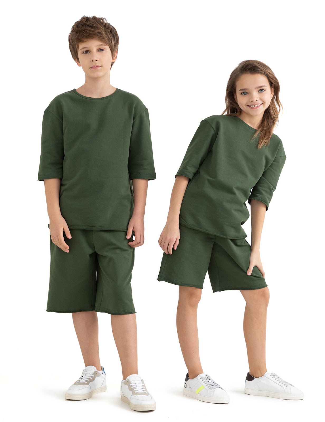 мальчик и девочка в зеленых шортах и майках