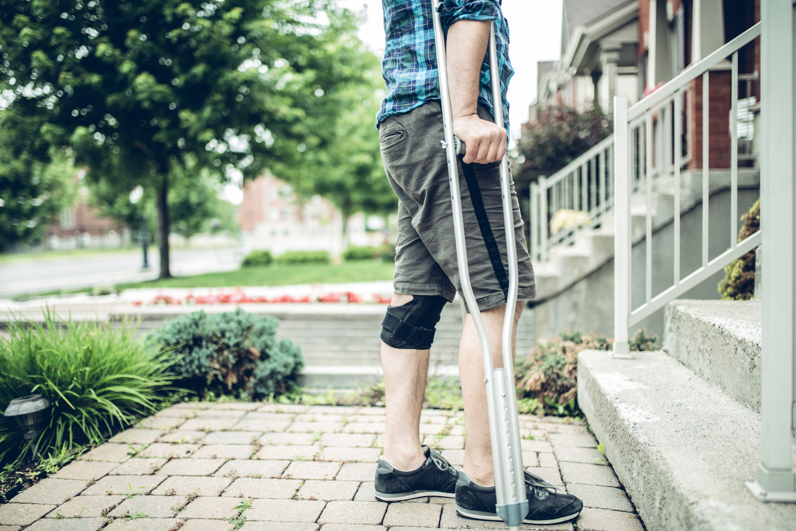 man with crutches dealing with personal injury claims after an accident in DC, catastrophic injuries