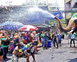 Té nước trong lễ hội Songkran Thái Lan