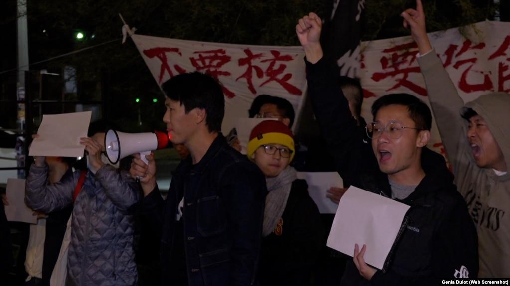 11月29日海外中国学生和居民聚集在洛杉矶悼念中国公寓火灾遇难者，抗议中国新冠政策