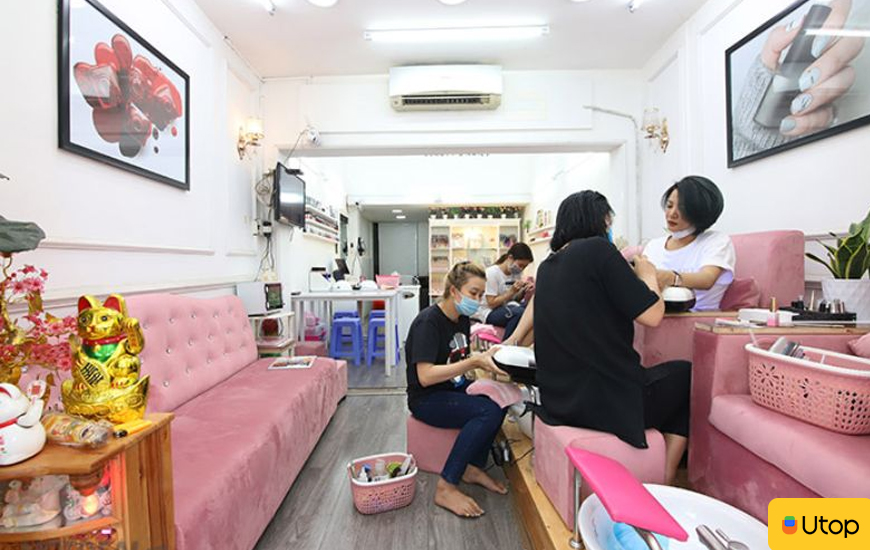 Không gian bên trong tiệm Chang Nails
