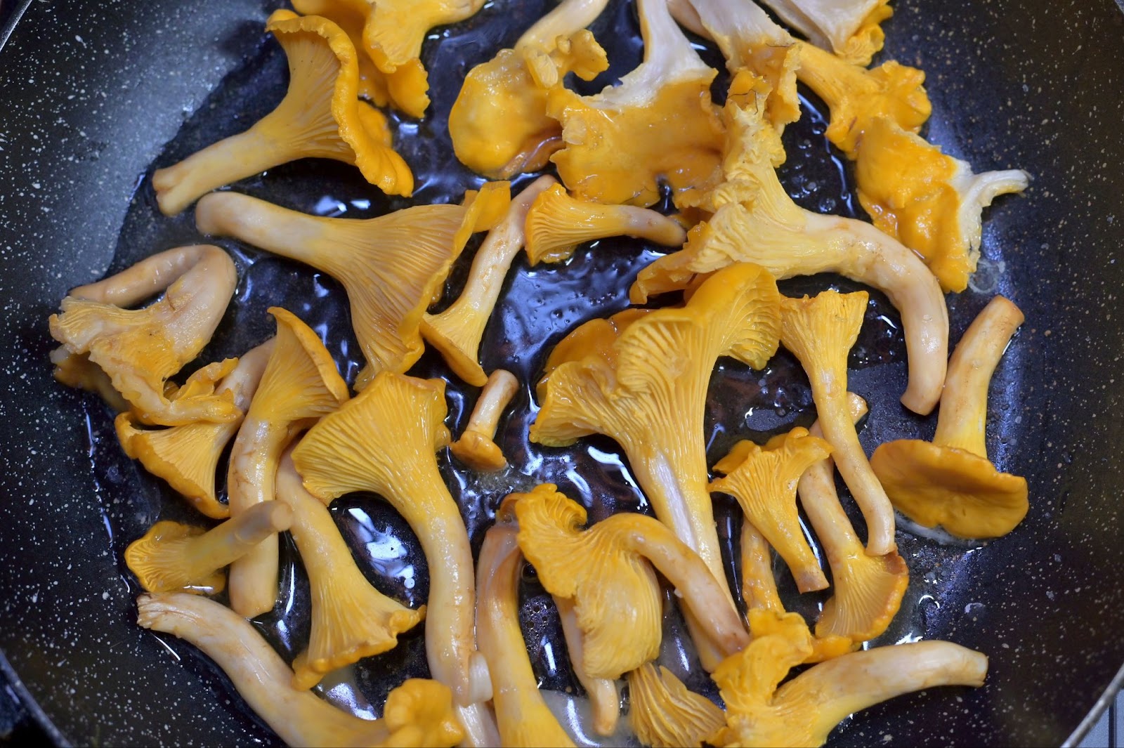 chanterelle mushrooms in a frying pan, highlighting the best eating mushrooms
