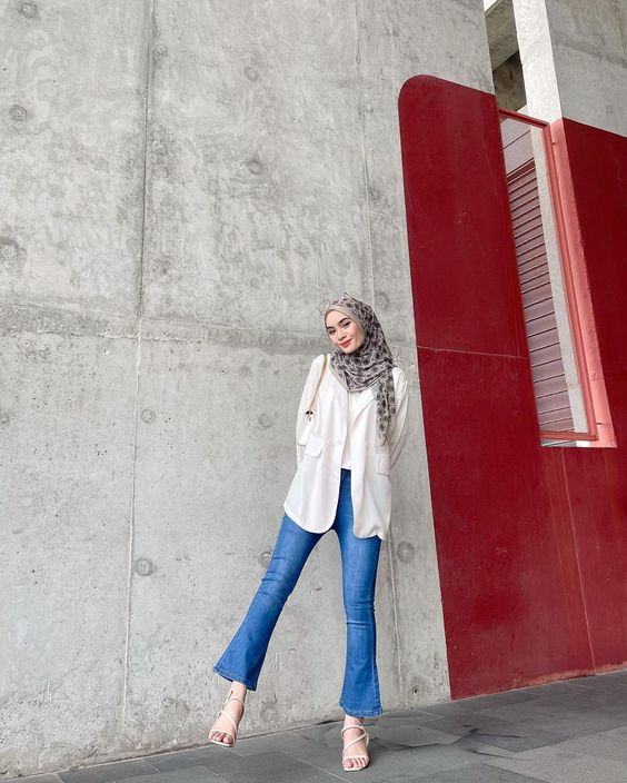 Kemeja putih dan jeans dengan heels