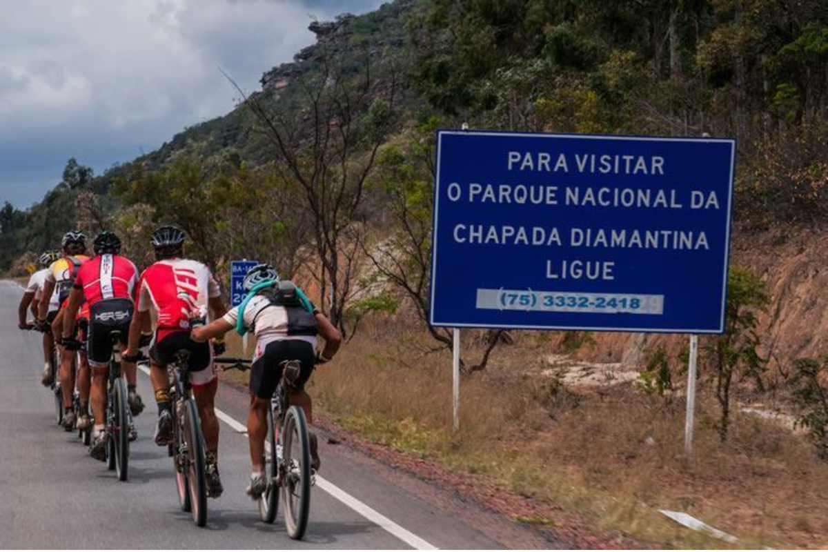 Foto ciclistas pedalando na Chapada da Diamantina. Viagem de bike