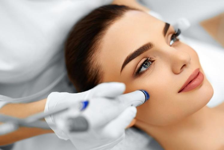 A person getting a microdermabrasion treatment

Description automatically generated
