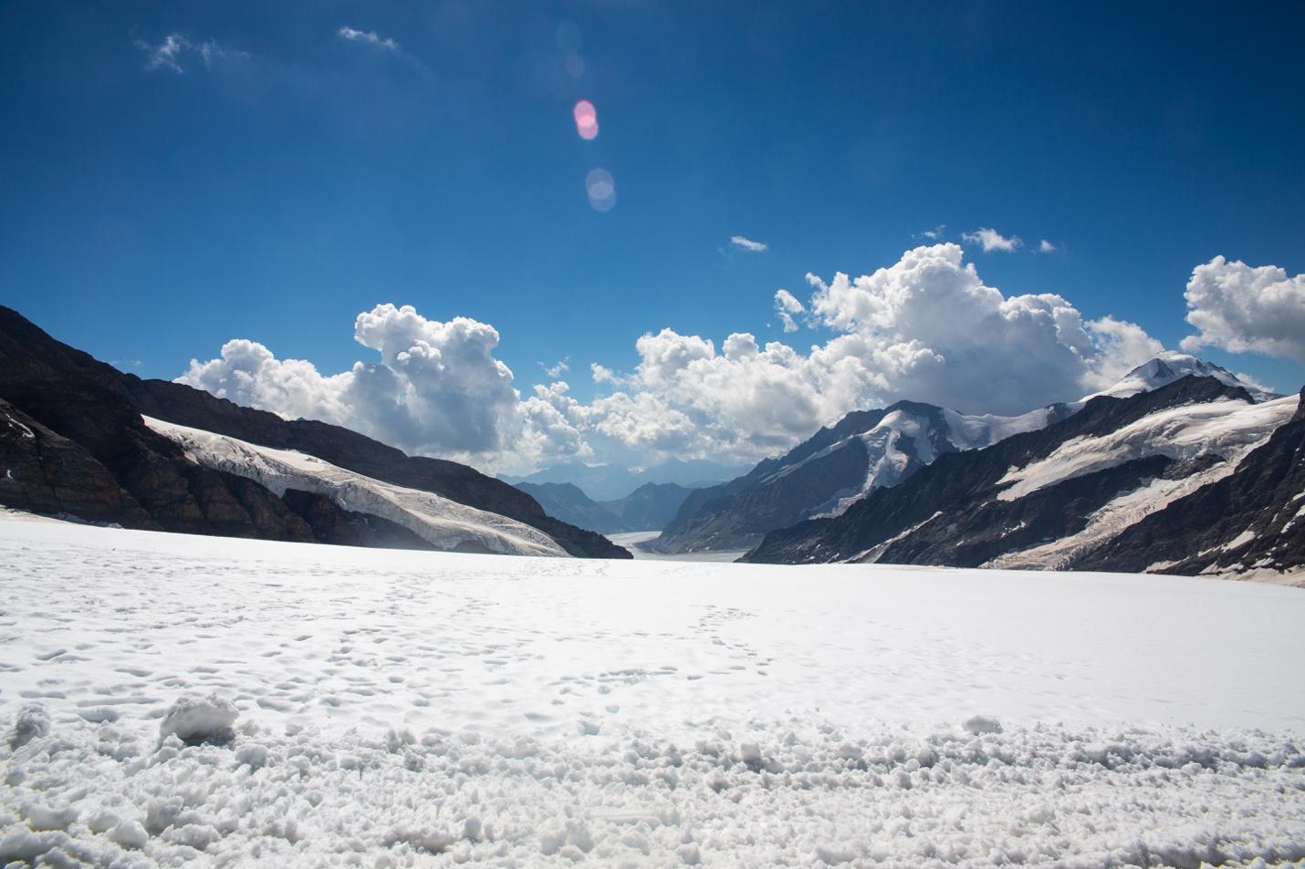 A snowy mountain landscape with blue sky

Description automatically generated