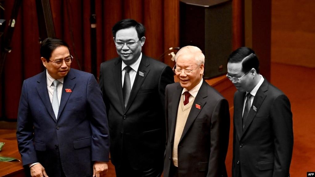 Hai trong bốn nhân vật này đã từ chức, gồm Vương Đình Huệ (thứ hai từ trái) và Võ Văn Thưởng (bìa phải). Hình chụp ngày 15 tháng Giêng, 2024 tại Hà Nội.