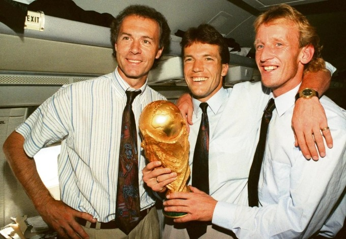  Beckenbauer (trái) mừng World Cup 1990 trong vai trò HLV