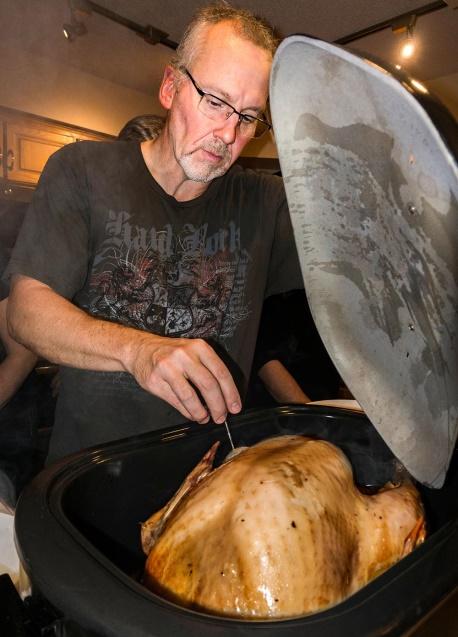 Người chồng kiểm tra nhiệt độ của gà tây Lễ Tạ Ơn trong lò nướng vào ngày 24/11/2016, tiểu bang Minnesota. (Ảnh: Steve Skjold/Shutterstock)