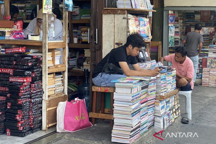 5 Pilihan Tempat Thrifting Buku Terlengkap di Jakarta 2024 - Pasar Buku Kwitang