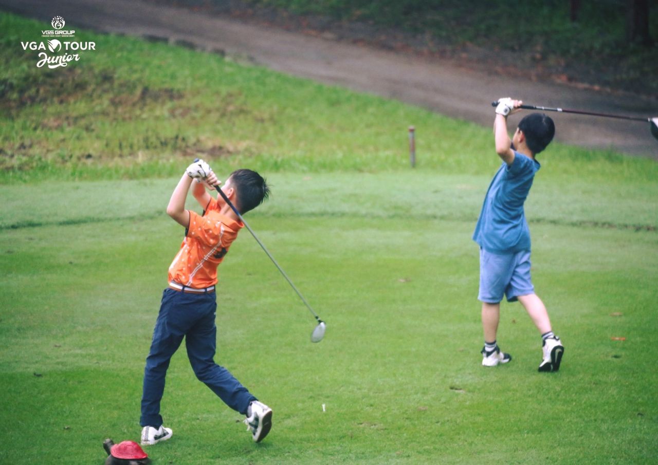 Khoảnh khắc đáng yêu của golfer nhí