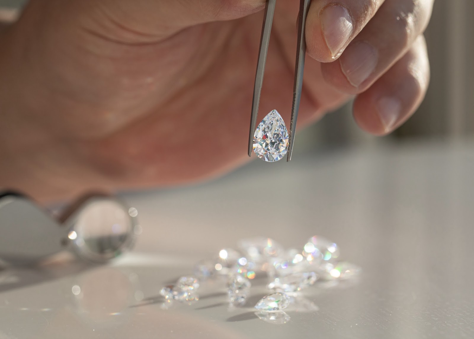 Abbildung eines strahlenden Diamanthalsbandes von Aquae Jewels, begleitet von einem Echtheitszertifikat, das die Verpflichtung der Marke zu Exzellenz und Integrität symbolisiert.