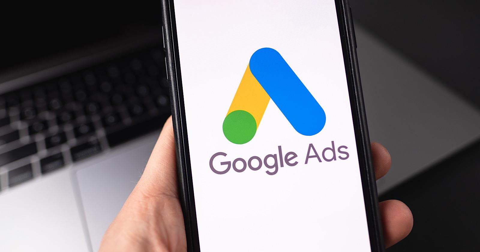 Um smartphone acessando a plataforma Google ADS