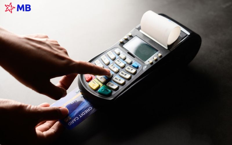 Quẹt thẻ tín dụng có mất phí không? 