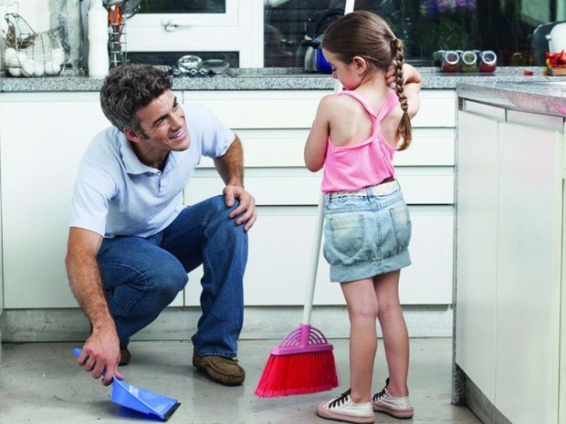 Cha mẹ dạy bé quét nhà để rèn kỹ năng tự làm sạch cho không gian sống của mình