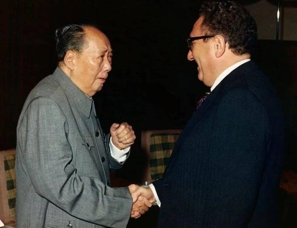 Mao Zedong and Kissinger in 1975