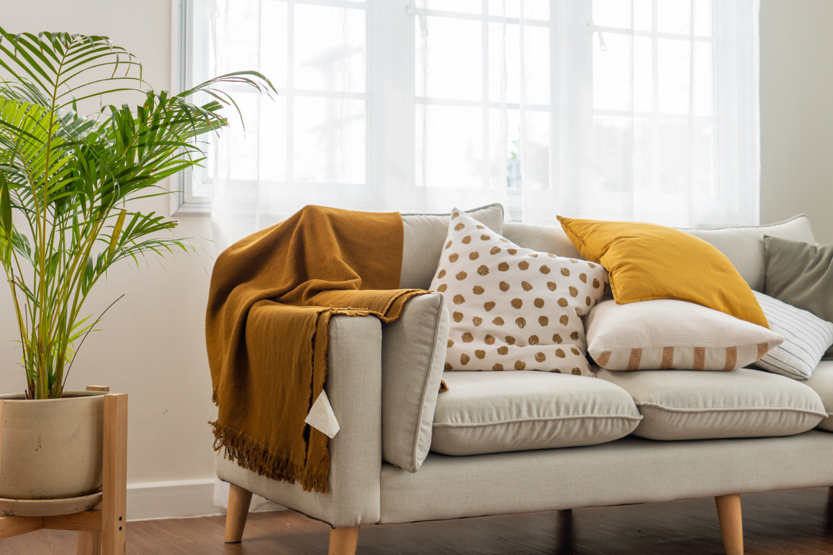 Lindungi sofa dengan penutup atau pelembap kain