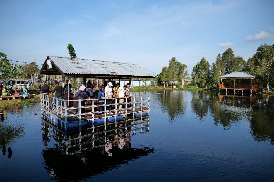 A group of people on a floating platform

Description automatically generated