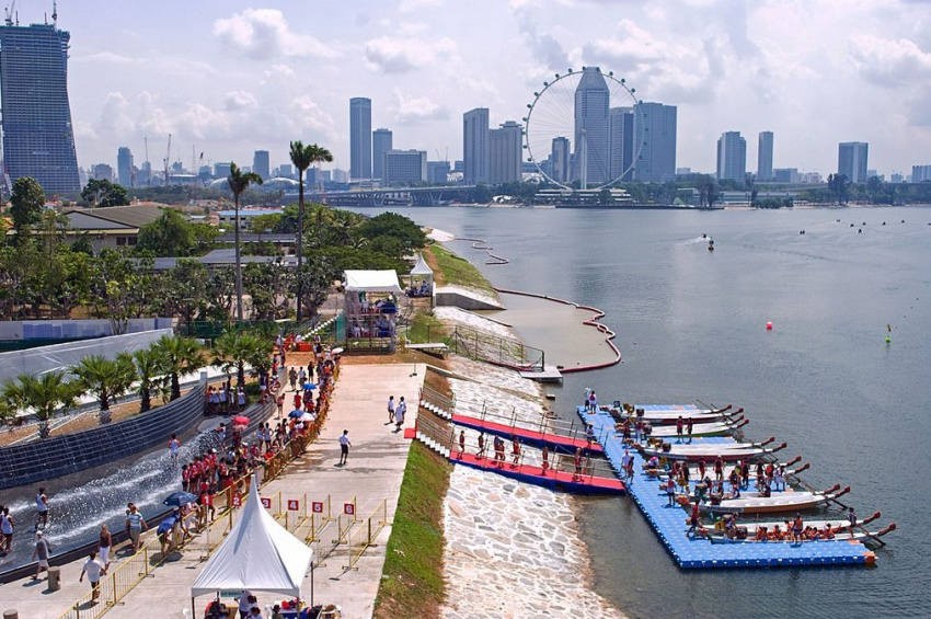 Lễ hội đua thuyền trên mặt hồ Marina