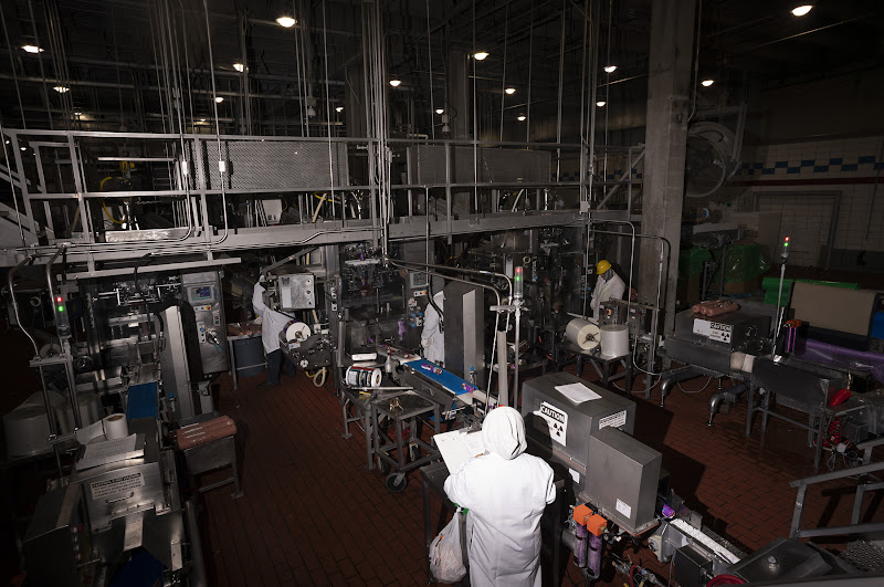 Công nhân chế biến thịt bò tại nhà máy Cargill.
