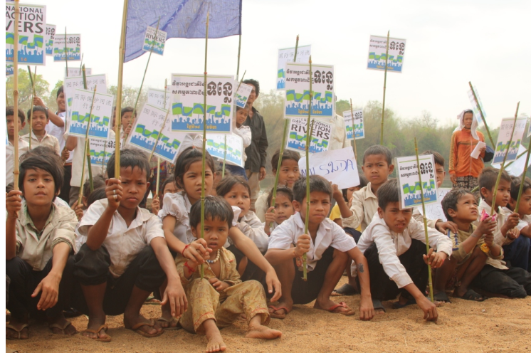 A group of children holding signs

Description automatically generated