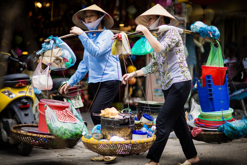 Mơ người quen bán hàng rong cho thấy bạn đang gặp rắc rối trong tình cảm