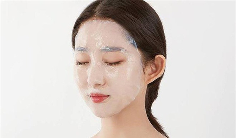Đắp mặt nạ giấy trong quy trình chăm sóc da khô