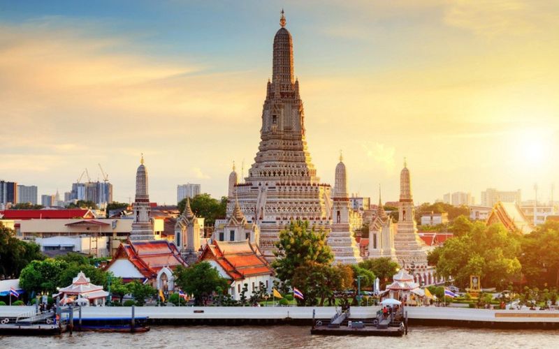 Toàn cảnh chùa Wat Arun vào sáng sớm