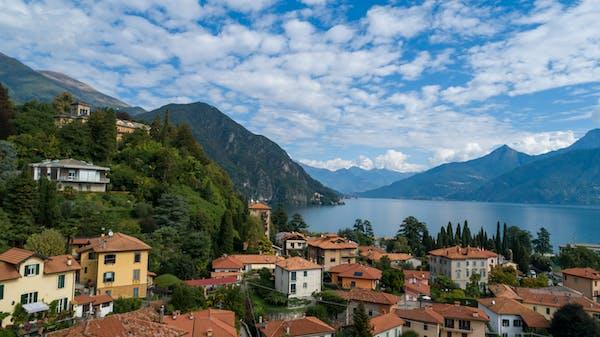 Notre guide pour un séjour romantique sur les lacs italiens 