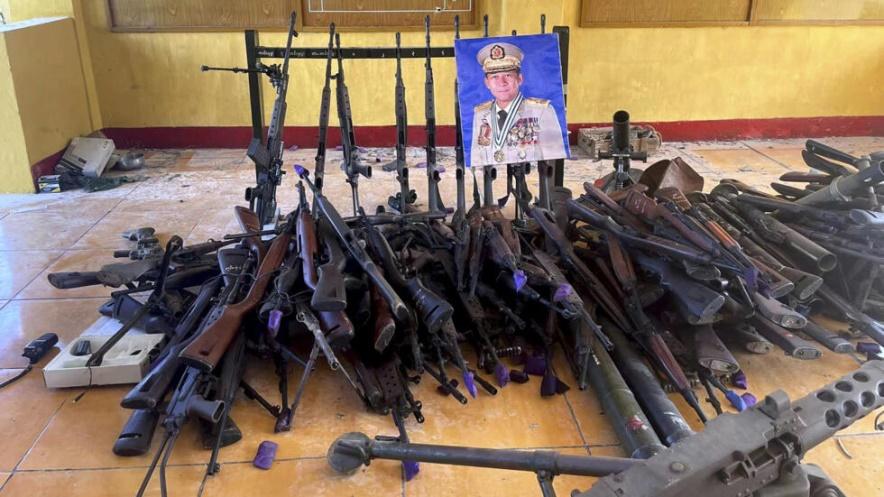 (Ảnh minh họa) - Vũ khí lực lượng nổi dậy thuộc sắc tộc Kokang (gốc Hoa) thu giữ của quân đội Miến Điện, cùng với ảnh của tướng Min Aung Hlaing, lãnh đạo tập đoàn quân sự cầm quyền ở Miến Điện, ngày 12/11/2023.