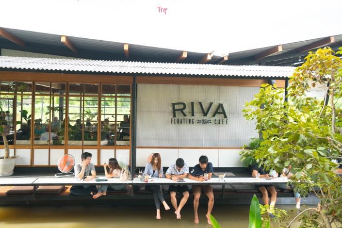 5.ริว่า โฟลทติ้ง คาเฟ่ ( Riva floating Cafe )