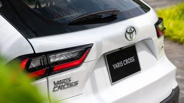 Đuôi xe Toyota Yaris Cross 2024 còn nổi bật với cụm đèn hậu Full-LED hiện đại và liền mạch