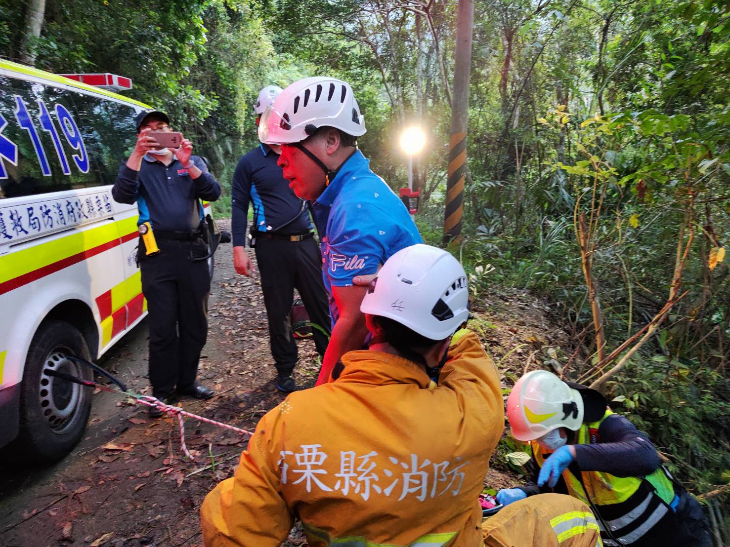 消放隊員救出4位民眾。（圖／中天新聞）