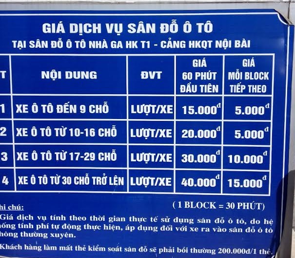 Khách hàng giật mình vì giá gửi xe 'cắt cổ' tại sân bay Nội Bài