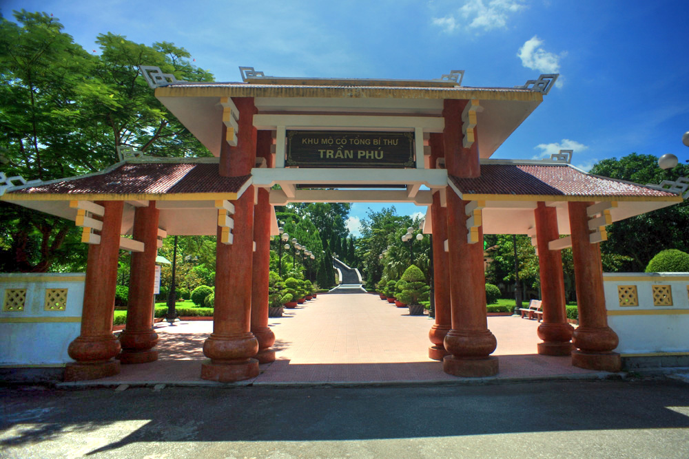 Thăm nơi an nghỉ của cố Tổng bí thư Trần Phú