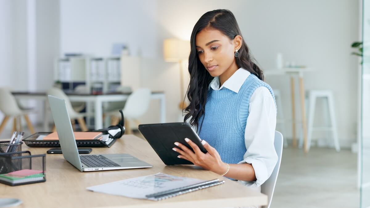 Manager using a tablet