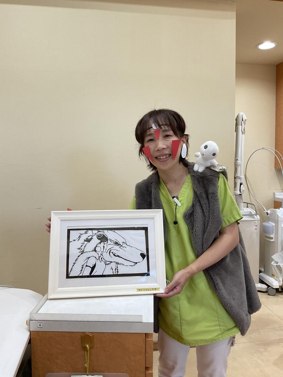 部屋の中に立っている女性

中程度の精度で自動的に生成された説明