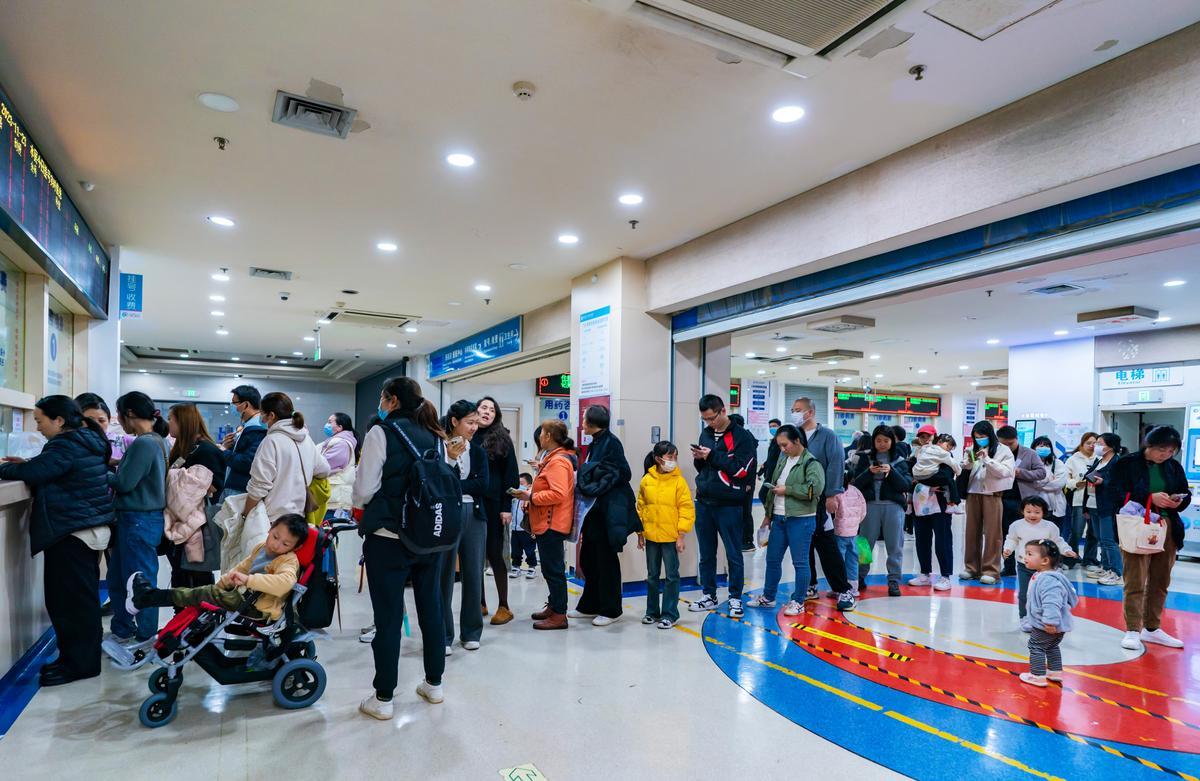 Các cha mẹ có con mắc bệnh hô hấp xếp hàng tại bệnh viện nhi ở Trùng Khánh, Trung Quốc, hôm 23/11/2023. (Ảnh: CFOTO/Future Publishing qua Getty Images)