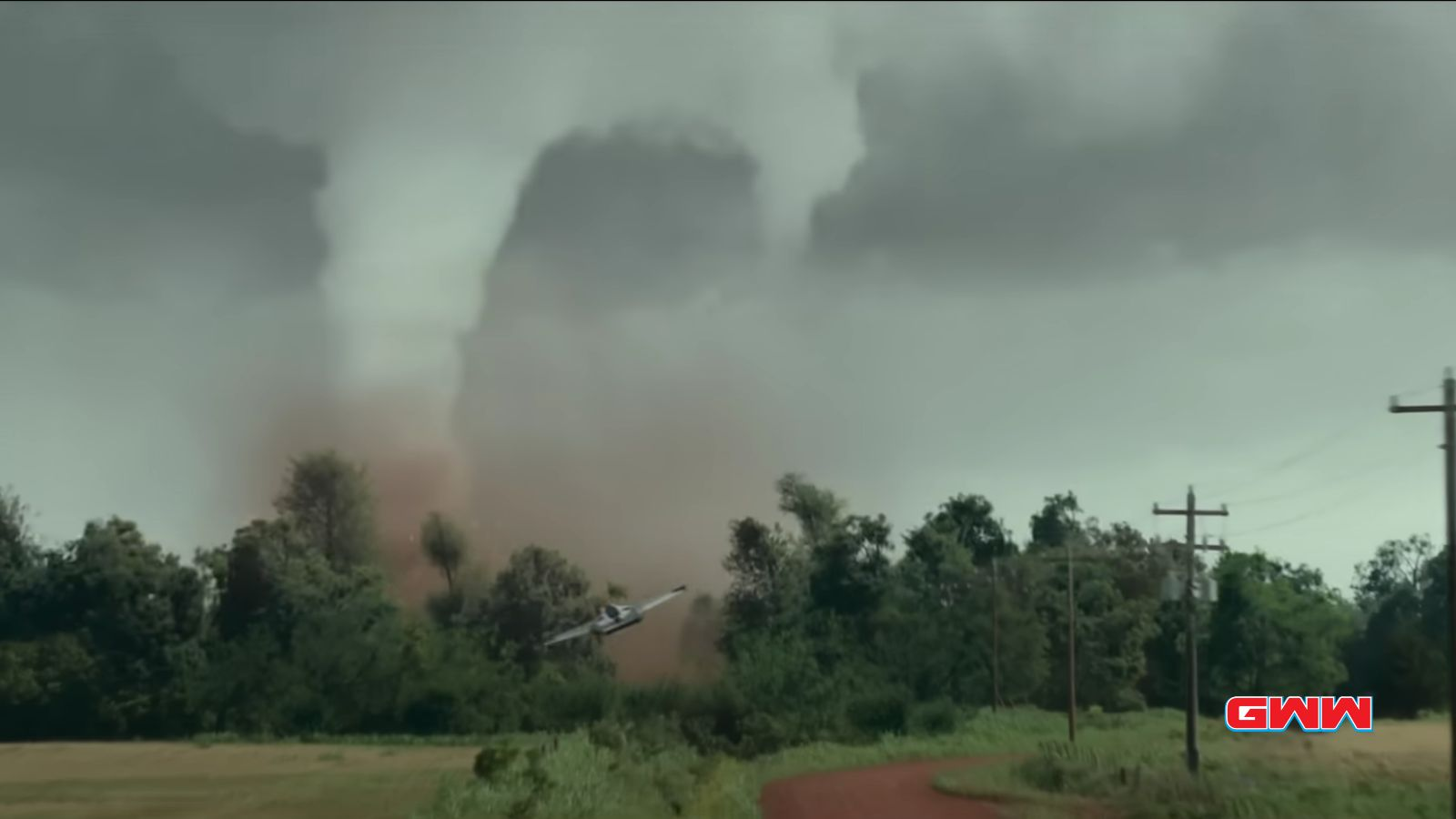 Un dron vuela hacia el tornado, película Twisters