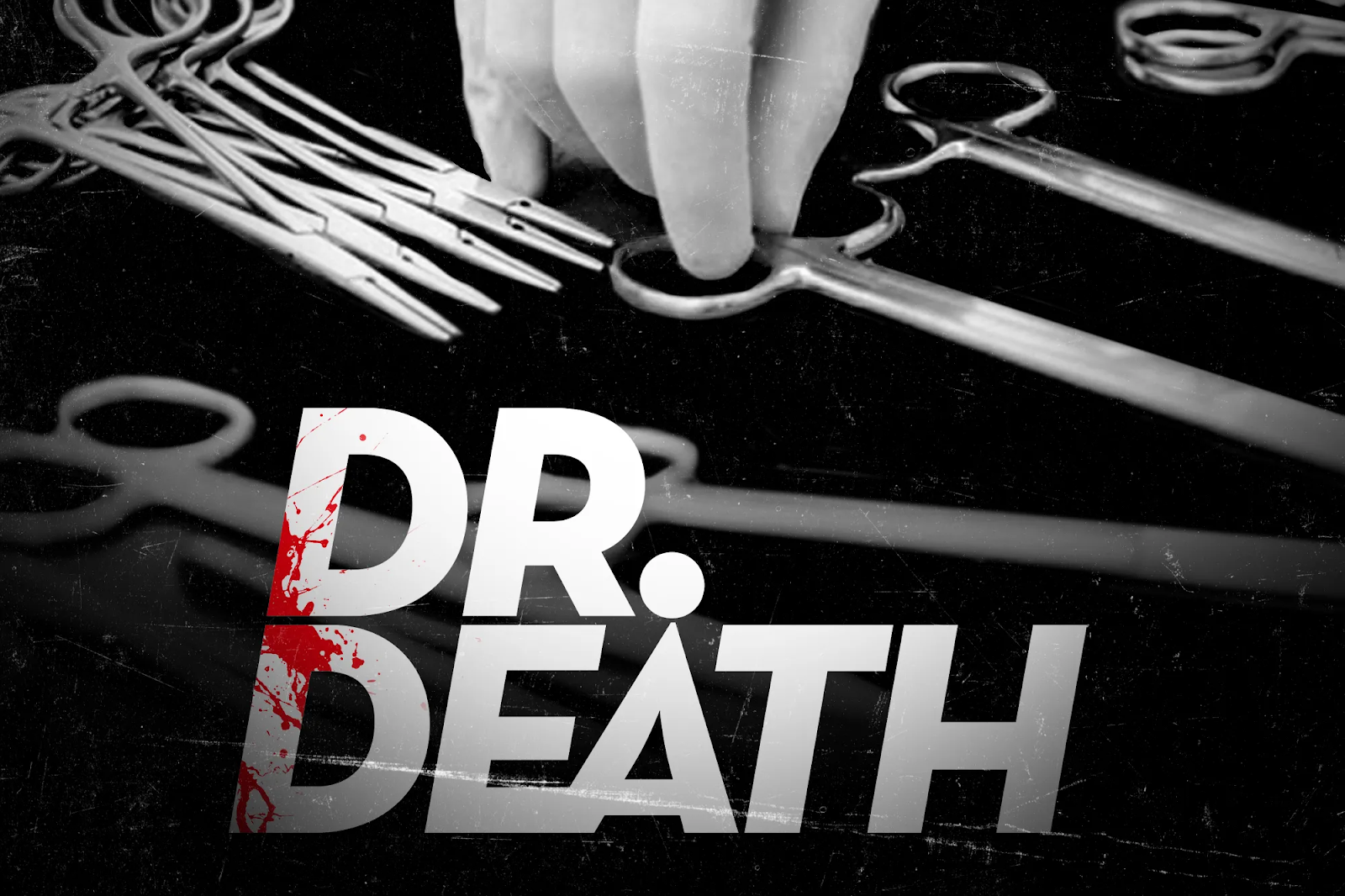 Portada en blanco y negro del podcast "Dr. Death" de Wondery. Hay bisturíes y otros instrumentos médicos siendo sostenidos por una mano enguantada.