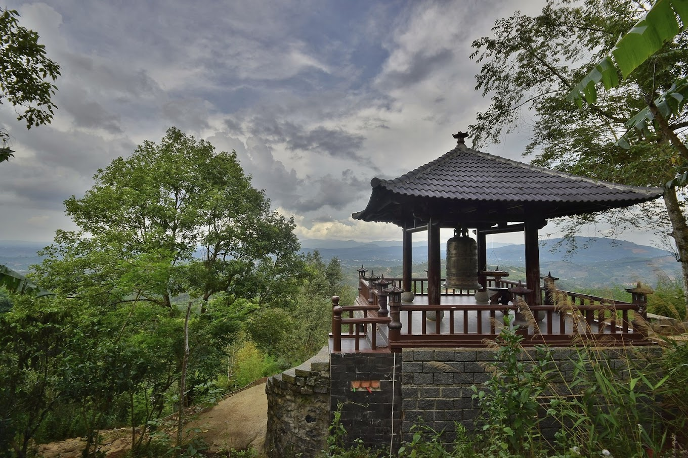 Chuông đồng nằm bên trong khuôn viên chùa Linh Quy Pháp Ấn