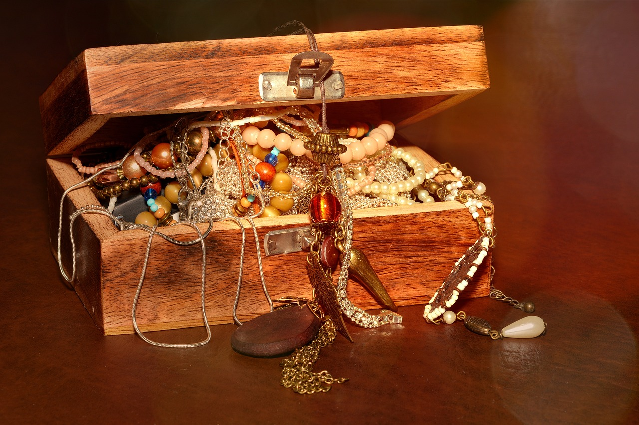 Box full of jewelery and treasure