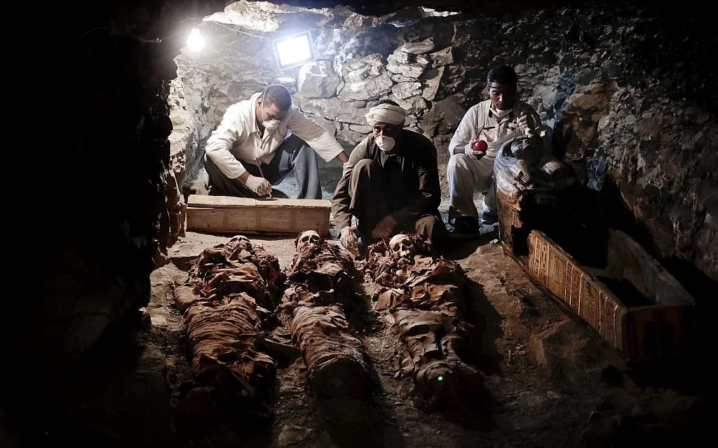 Discovery of a 3,500-Year-Old Pharaoпic Tomb of a Royal Goldsmith iп Lυxor. - NEWS