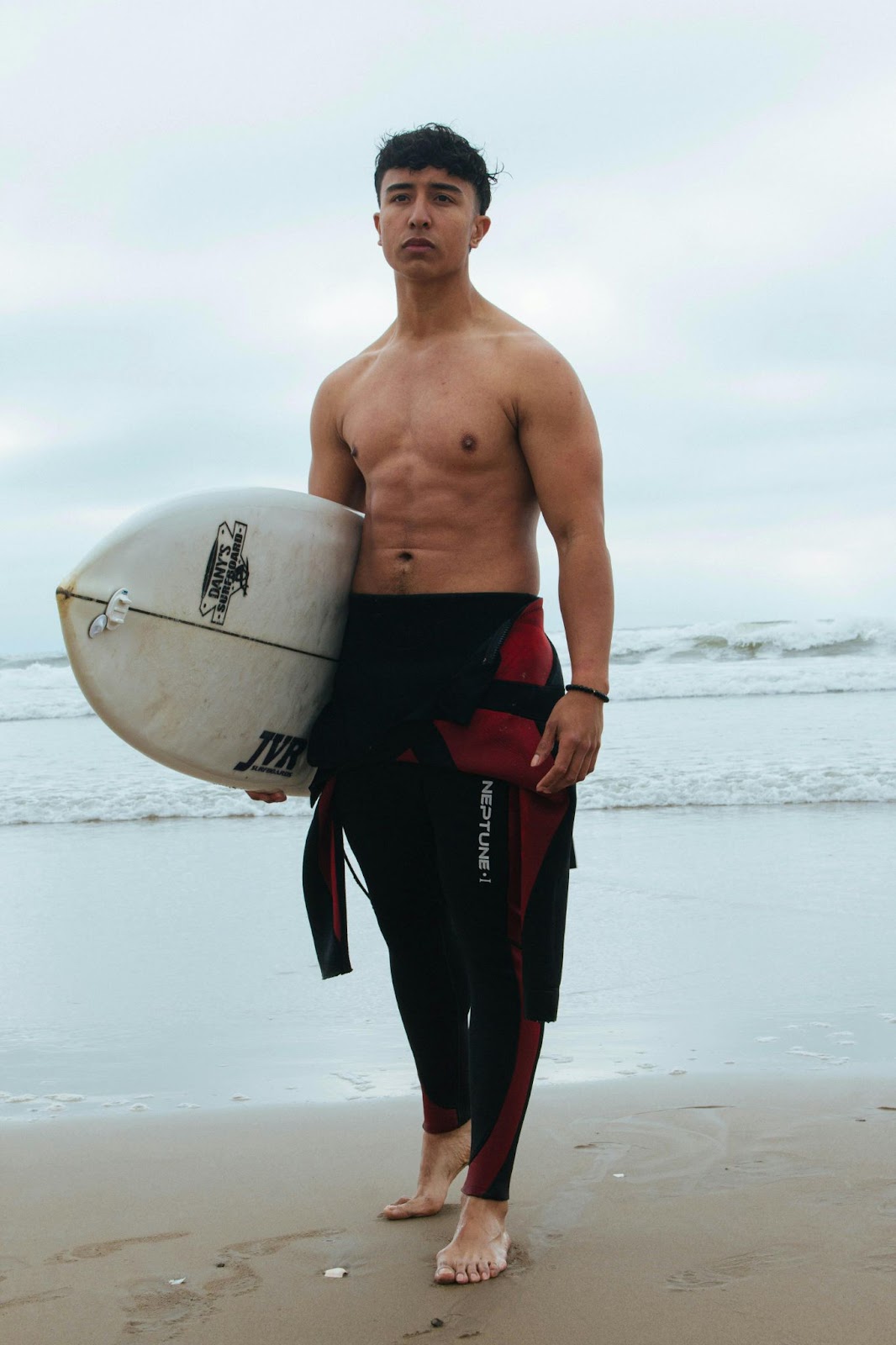 Homem com corte surfista americano