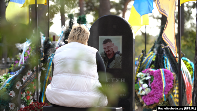 Неля Шастун, мати загиблого військового Ігоря Шастуна на могилі у сина. Білогородка, Київcька область