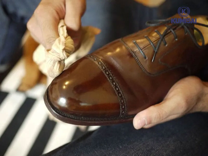 Cách đánh giày không cần xi từ sản phẩm chăm sóc cơ thể