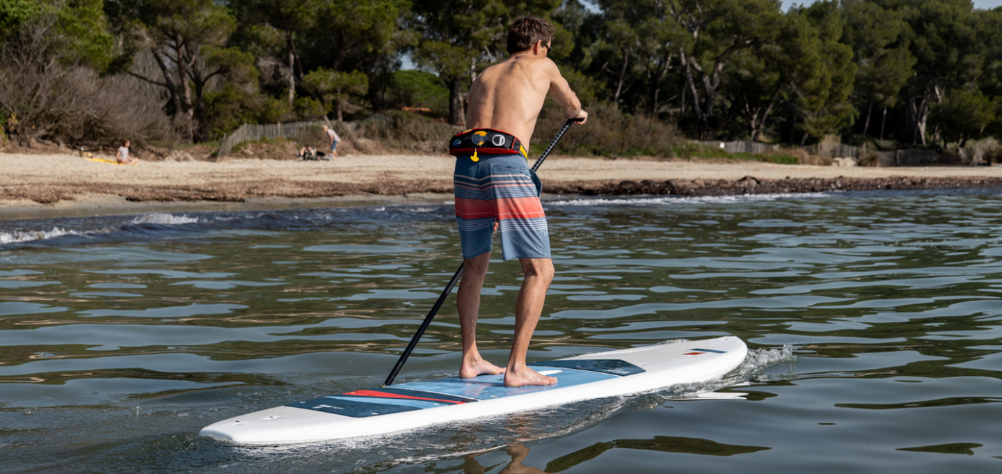 paddle familial rigide qui glisse sur l'eau